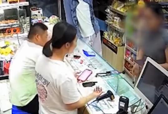 老板幫女子換錢被要求支付手續(xù)費 背后原因簡直驚呆了眾人