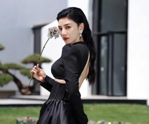 黃奕擅拿展品拍照被美術(shù)館批評(píng) 背后原因簡(jiǎn)直驚呆了眾人