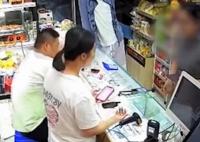 老板幫女子換錢(qián)被要求支付手續(xù)費(fèi) 原因太出乎意料了