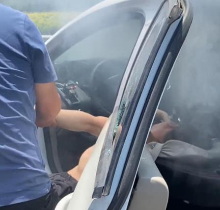 車撞護(hù)欄司機(jī)昏迷 路人發(fā)現(xiàn)車內(nèi)燒炭 到底是什么情況?