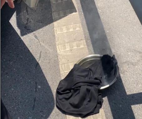 車撞護(hù)欄司機(jī)昏迷 路人發(fā)現(xiàn)車內(nèi)燒炭 背后真相簡直驚呆了眾人