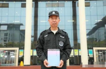 56歲保安寫出40余萬字長篇小說 背后真相簡直驚呆了眾人