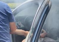 車撞護欄司機昏迷 路人發(fā)現(xiàn)車內(nèi)燒炭 背后真相簡直驚呆了眾人