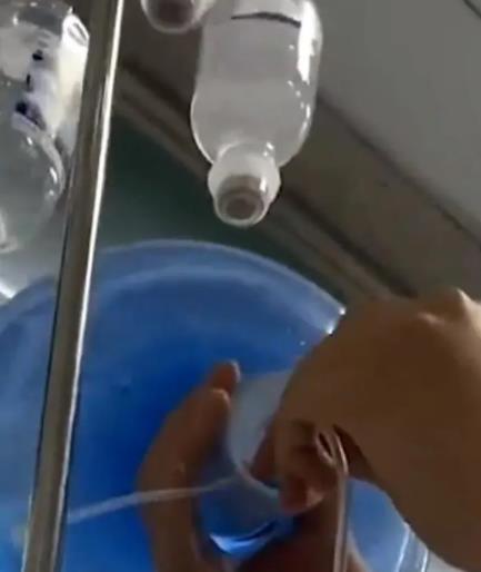 女子輸液被陌生男子拔針扎進水桶 真相曝光簡直太驚人了