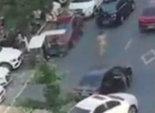 成都一男子駕車街頭亂撞多車后裸奔 背后真相簡直驚呆了眾人