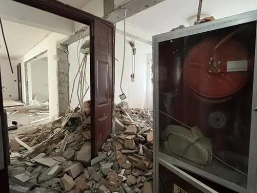 社區(qū)回應(yīng)一層6戶墻面被砸穿 事件始末是什么?