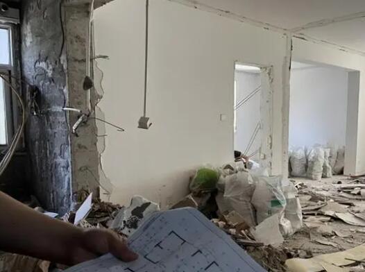 社區(qū)回應(yīng)一層6戶墻面被砸穿 真相太出乎意料了