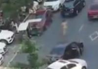 成都一男子駕車街頭亂撞多車后裸奔 背后真相簡直驚呆了眾人