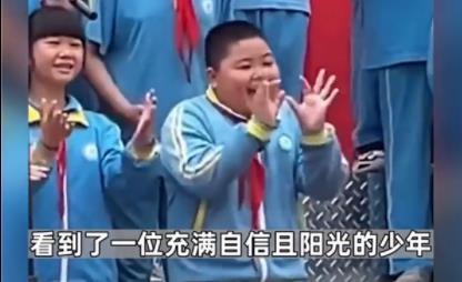 男孩六一表演化身行走表情包 站C位不是沒有道理的