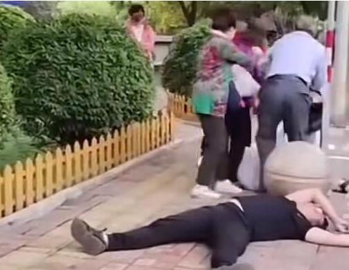 男子與老人起爭(zhēng)執(zhí)后被砸倒 真相揭露真的令人大吃一驚