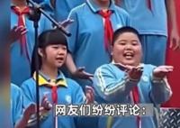 男孩六一表演化身行走表情包 站C位不是沒(méi)有道理的