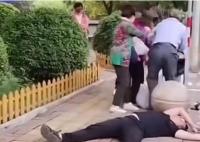 男子與老人起爭(zhēng)執(zhí)后被砸倒 真相揭露真的令人大吃一驚