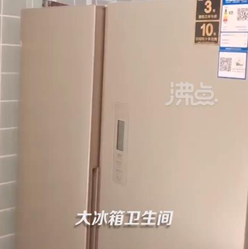 飯店廁所隔間門設(shè)計成冰箱門 里邊還放著小零食和啤酒飲料