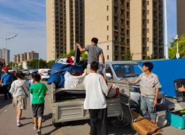 小區(qū)路面開(kāi)裂后業(yè)主連夜搬家 樓下的道路擠滿了車(chē)水泄不通