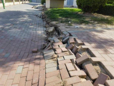 小區(qū)路面開(kāi)裂后業(yè)主連夜搬家 樓下的道路擠滿了車水泄不通