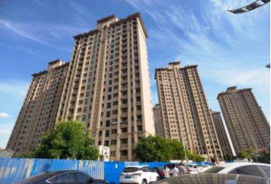 小區(qū)路面開裂后業(yè)主連夜搬家 樓下的道路擠滿了車水泄不通