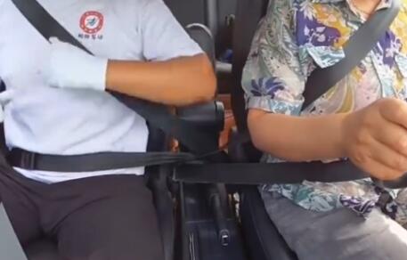 女子考科三系錯安全帶考官面如死灰 未系好安全帶扣100分