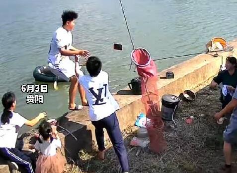 男子掉入魚塘前緊急扔出手機 反應非常迅速