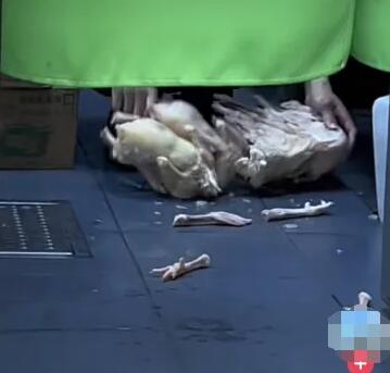 米線門(mén)店回應(yīng)員工腳踩雞肉解凍 真相曝光簡(jiǎn)直太驚人