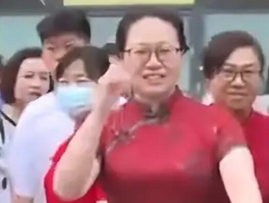 家長穿“紅旗袍”圖好兆頭 照片曝光直接讓人震撼