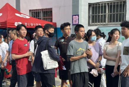 保送男生穿旗袍為高考同學(xué)加油 希望同學(xué)們旗開得勝取得好成績(jī)