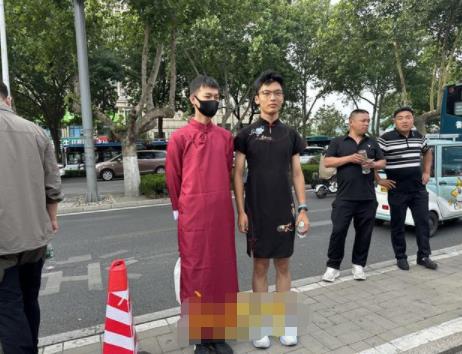 保送男生穿旗袍為高考同學(xué)加油 希望同學(xué)們旗開(kāi)得勝取得好成績(jī)