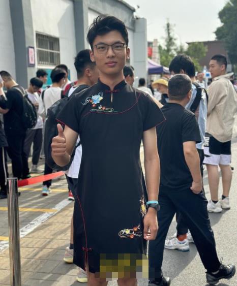 保送男生穿旗袍為高考同學(xué)加油 希望同學(xué)們旗開得勝取得好成績