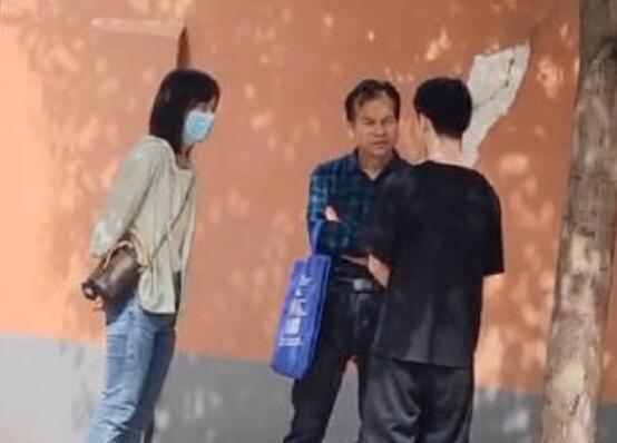 河南一考生因遲到未能進(jìn)入考場(chǎng) 老師在考場(chǎng)外安慰考生