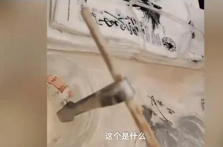 顧客在茶顏悅色飲品中喝出整個(gè)鑷子 照片曝光實(shí)在是太嚇人了