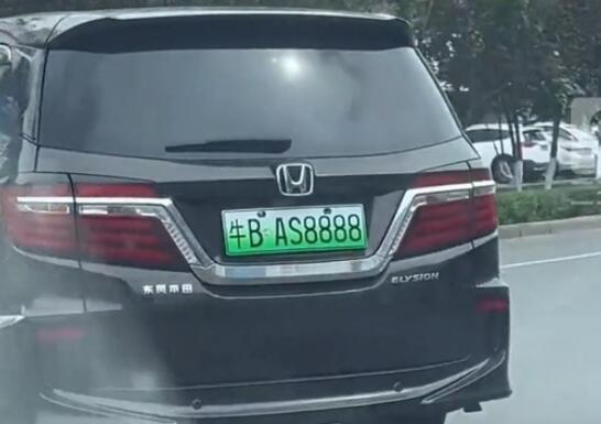 商務(wù)車(chē)掛“牛B”車(chē)牌上路 到底是什么情況?