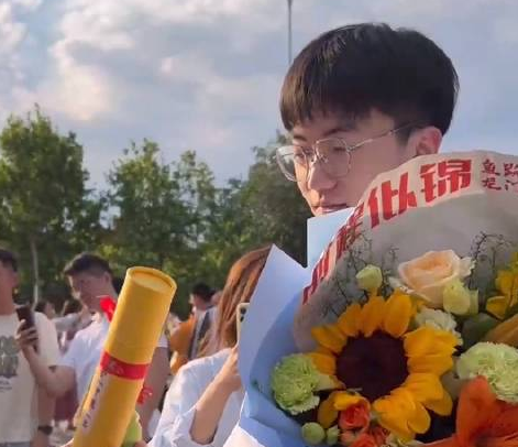 文旅局長(zhǎng)考場(chǎng)門口送考生狀元卷 原因竟是這樣實(shí)在是太意外了