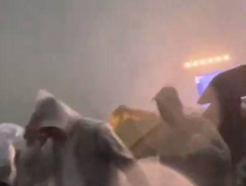音樂節(jié)2萬多名觀眾被冰雹砸淋 冰雹噼里啪啦砸向地面