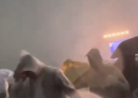 音樂節(jié)2萬多名觀眾被冰雹砸淋 冰雹噼里啪啦砸向地面