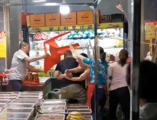 水果店內(nèi)多人持械斗毆 警方通報(bào) 背后原因簡(jiǎn)直驚呆了眾人