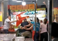 水果店內(nèi)多人持械斗毆 警方通報 背后原因簡直驚呆了眾人