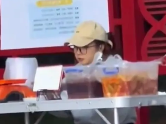 女生擺攤賣(mài)雞腳邊賣(mài)邊吃 三分鐘炫半盆雞腳和一瓶飲料