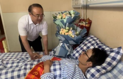 救人小哥想用捐款反哺家鄉(xiāng)教育 真相揭露真的太令人感動(dòng)了