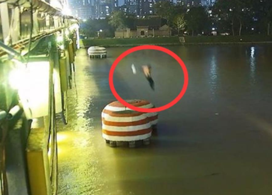 中學(xué)老師跳10多米高橋救輕生女 更多細(xì)節(jié)曝光實(shí)在太感人了  