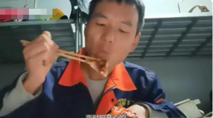 女兒考滿分農(nóng)民工父親買(mǎi)燒雞慶祝 真相曝光簡(jiǎn)直太驚人了