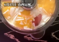 女子買蛋糕遇“空心包裝刺客” 翻過蛋糕盒才發(fā)現(xiàn)底部是空的