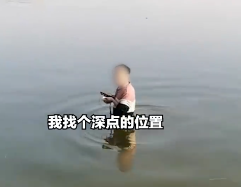 男子欲跳河輕生 救援現(xiàn)場(chǎng)像說(shuō)相聲