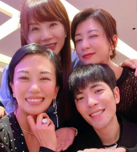 盤點那些與經(jīng)紀(jì)人在一起的明星 蕭敬騰求婚現(xiàn)場非常浪漫