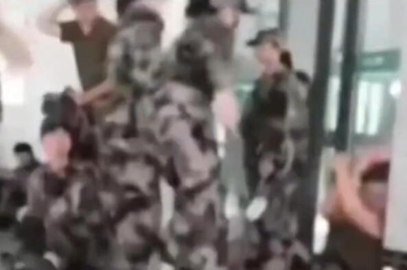 女生用小噴霧器燙傷男生 高?；貞?yīng)原因揭秘直接讓人傻眼了