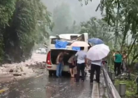 被巨石砸中的“渝A97G82” 慘不忍睹真相簡(jiǎn)直太可怕了