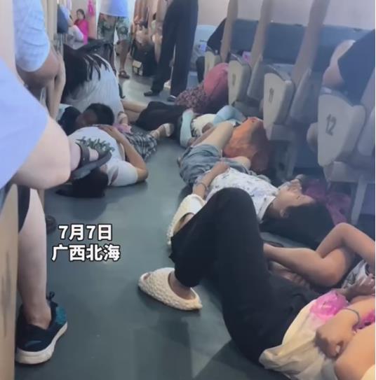 游客乘船遇西南浪 船艙暈倒一大片 情況十分危險(xiǎn)