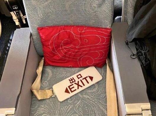 航班遇嚴(yán)重顛簸 空姐被甩到天花板 照片曝光實(shí)在是太嚇人了