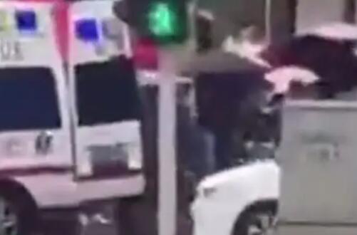 男孩觸碰紅綠燈信號桿觸電倒地 真相離奇讓人直呼太意外