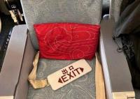 航班遇嚴重顛簸 空姐被甩到天花板 降落的那一刻大家都在鼓掌