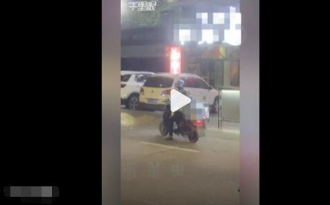 騎手捂住寶寶耳朵進(jìn)KTV送餐 怕吵到寶寶太偉大了