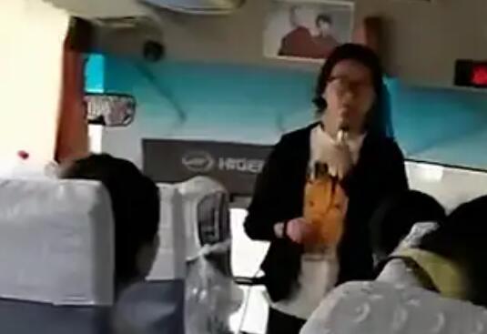 阻止游客車(chē)上睡覺(jué)導(dǎo)游被罰10萬(wàn)元 背后原因簡(jiǎn)直驚呆了眾人